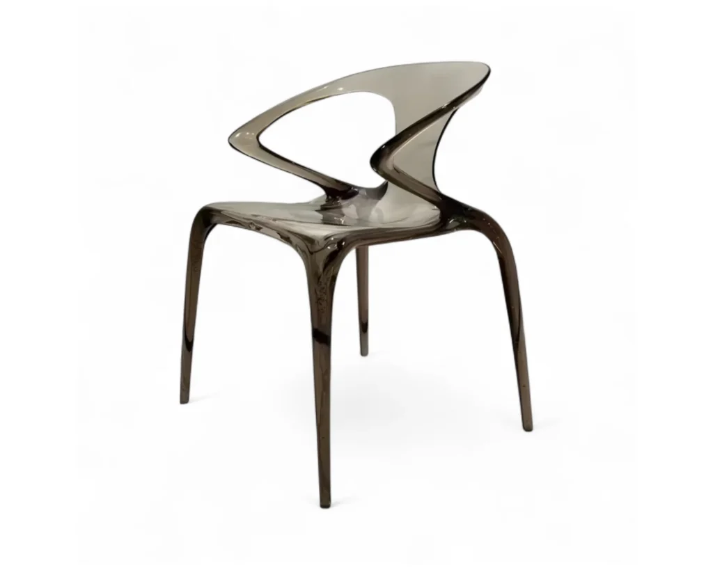 כיסא קריסטלי שקוף