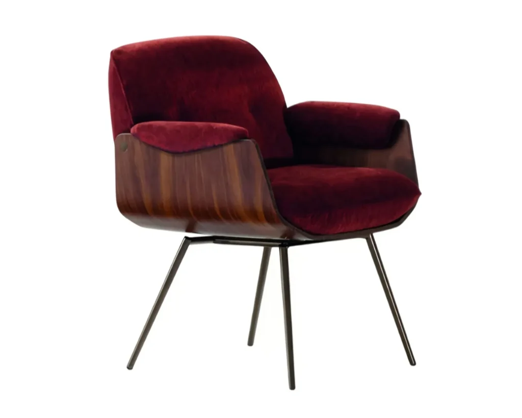 כיסא מעוצב עם ידיות מרופדות