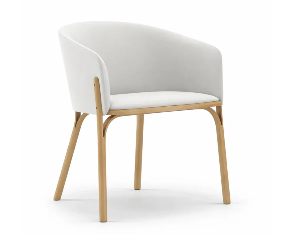 כיסא מעוצב עם רגלי עץ