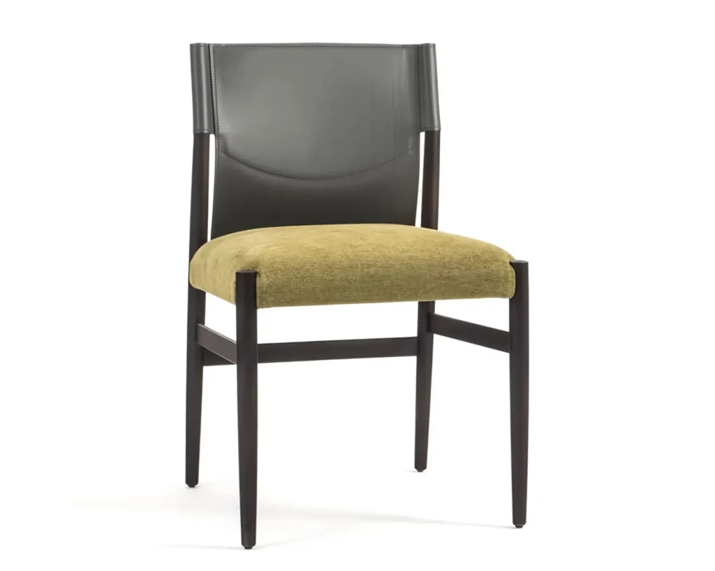 כיסא עץ מרופד קלאסי