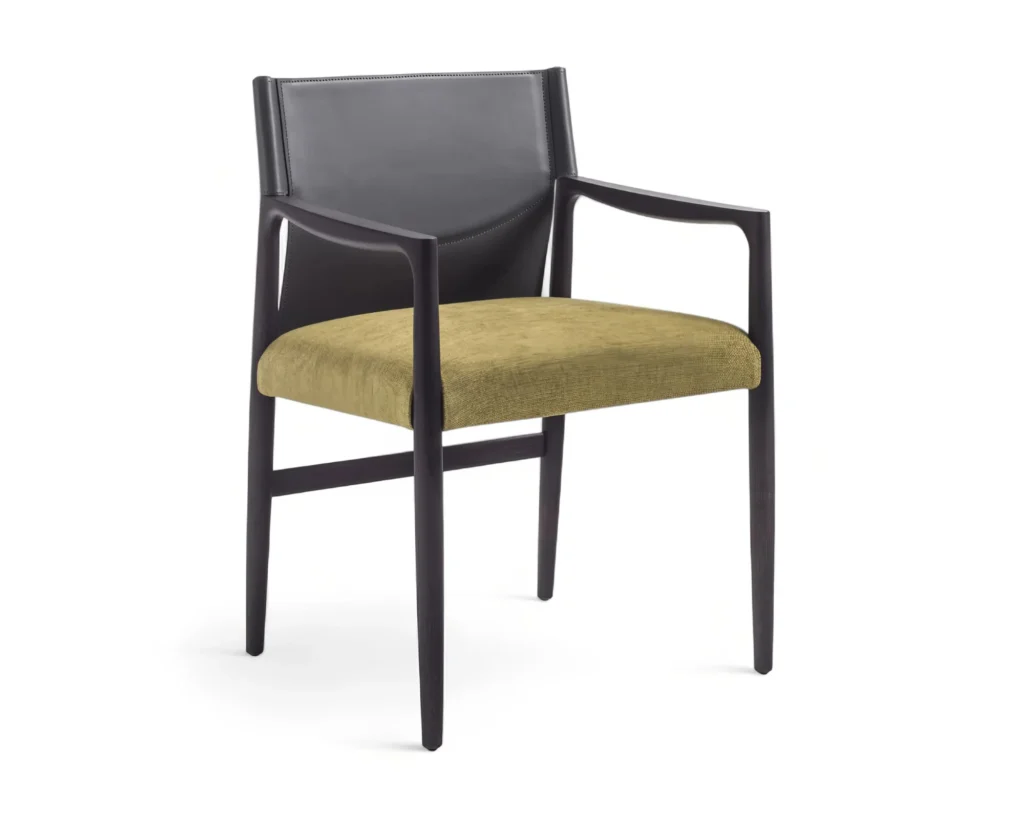 כיסא עץ מרופד קלאסי