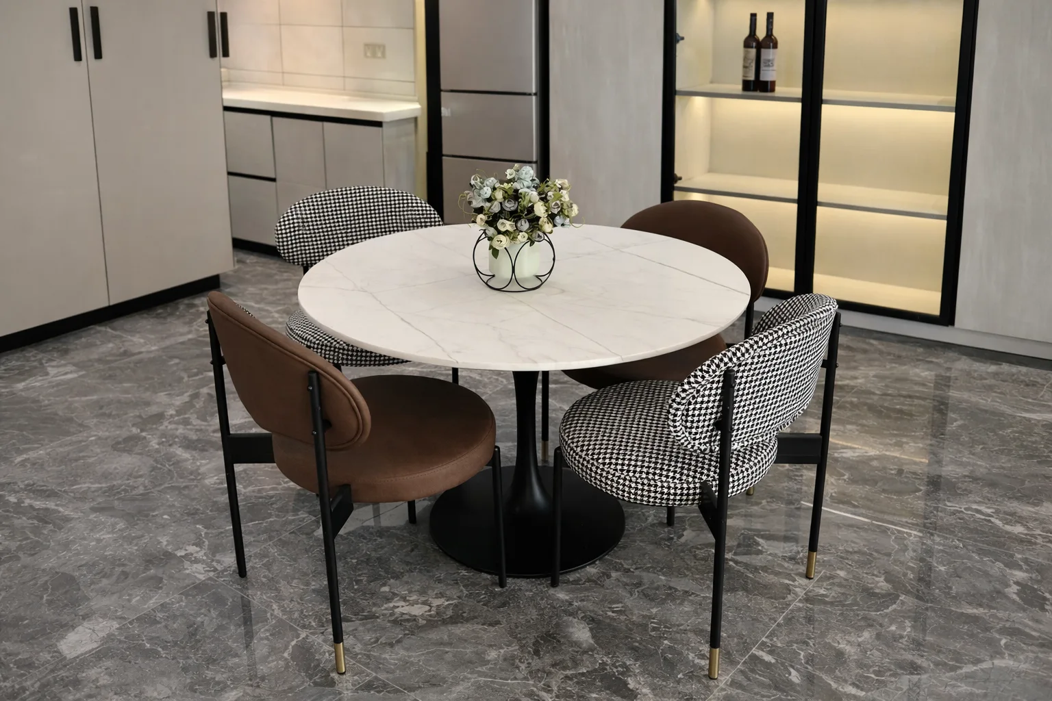 כיסאות לפינת אוכל בעיצוב יוקרתי סביב שולחן