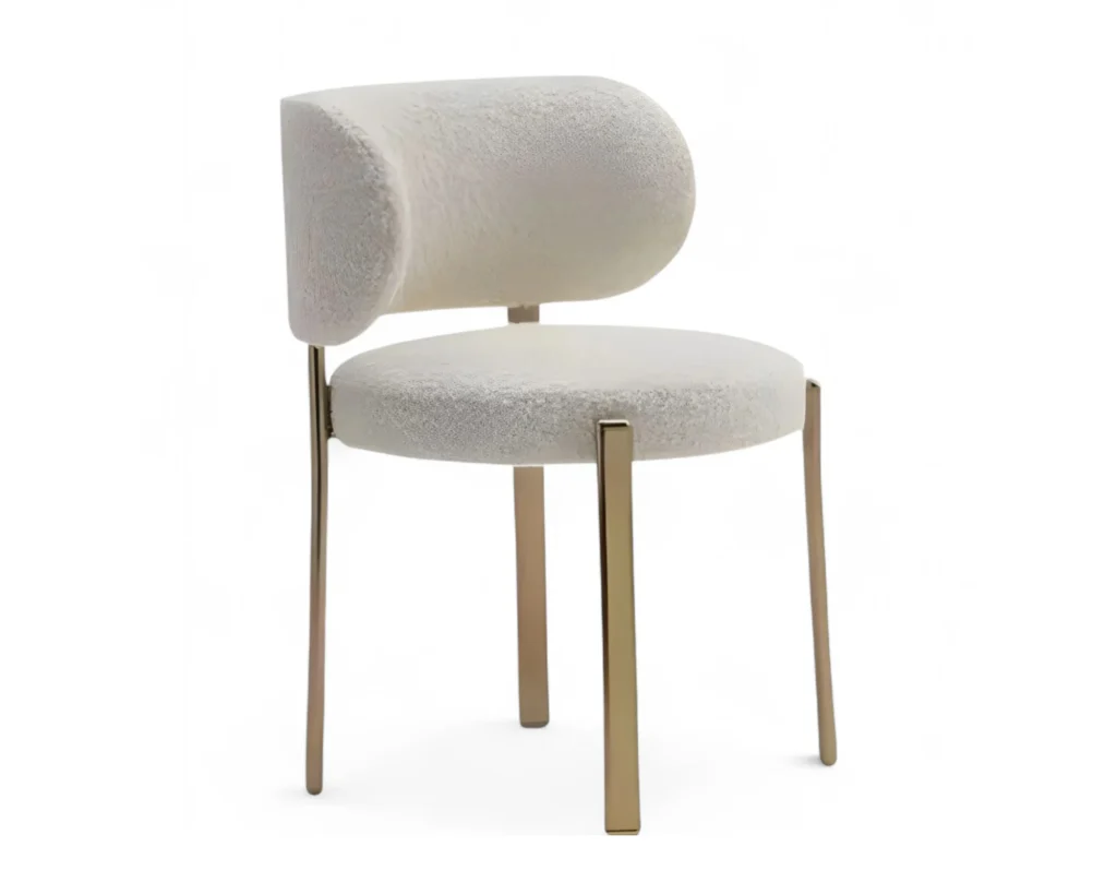 כיסא מעוצב עם מסגרת עץ מרופד