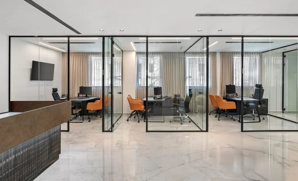 עיצוב משרד נדל״ן מודרני ויוקרתי עם ריהוט בהתאמה אישית