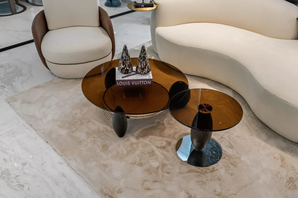 שילוב זכוכית, מתכת ועור בעיצוב משרד יוקרתי