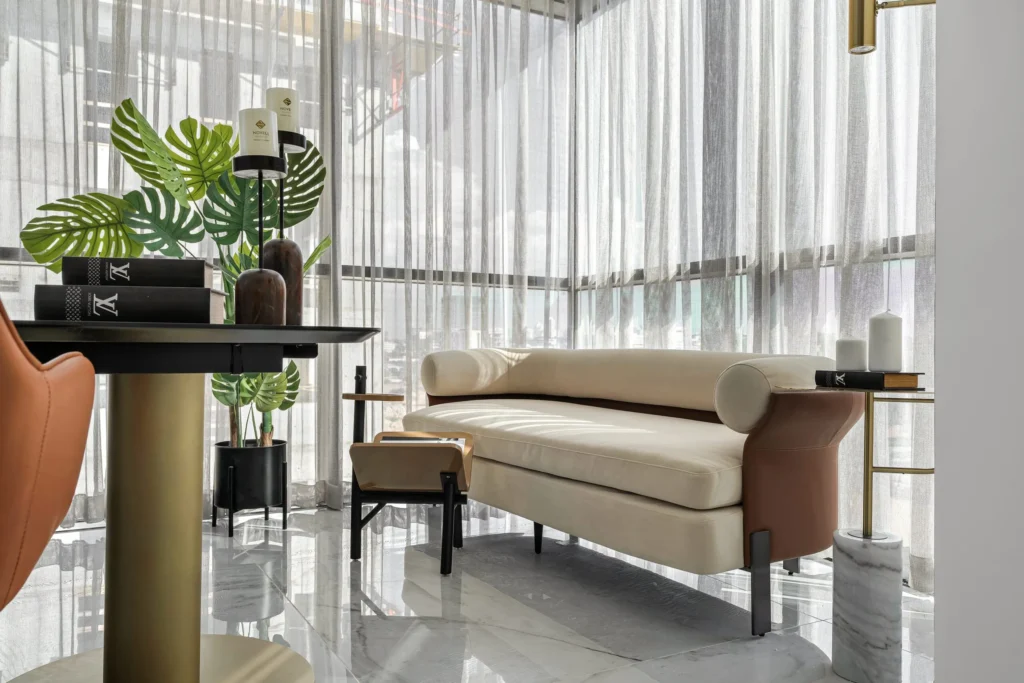 שילוב פונקציונליות ויוקרה בעיצוב משרד נדל״ן