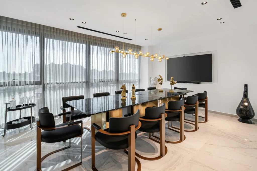 שימוש בשיש טבעי וגימורים מטאליים בעיצוב משרד נדל״ן