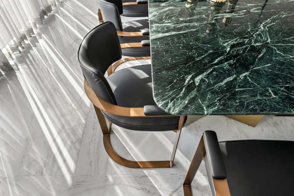 פינות ישיבה מעוצבות במשרד נדל״ן יוקרתי