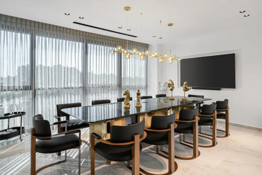 עיצוב פנים למשרד נדל״ן יוקרתי עם קווים מודרניים