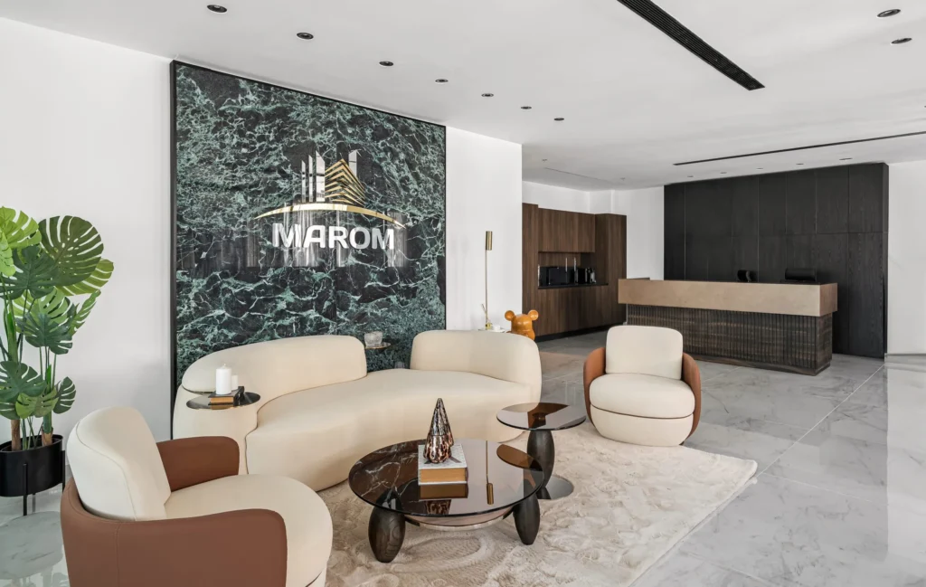 חלל עבודה מעוצב בקו יוקרתי למשרד נדל״ן