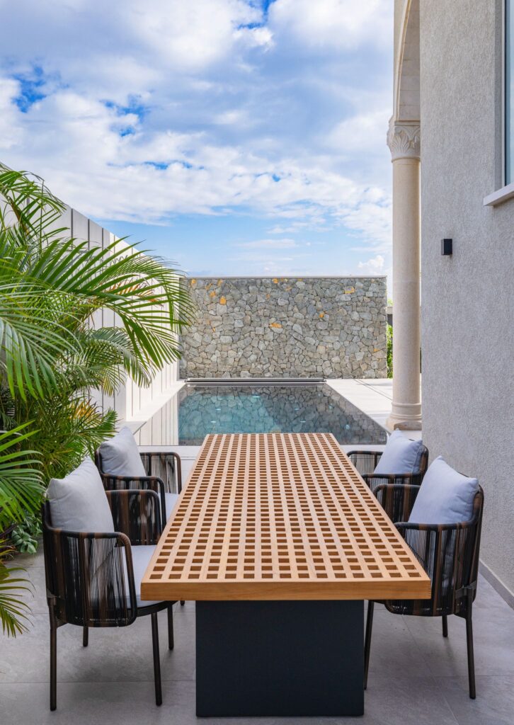 פינת אוכל מעוצבת בפרויקט מעצבים יוקרתי באזור השרון והצפון