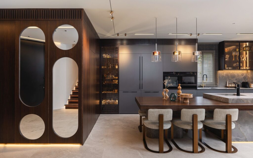 זרימה טבעית בין חללי הבית בעיצוב פנים יוקרתי