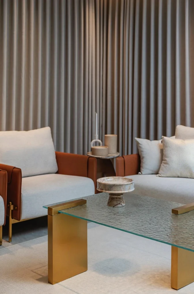 סלון יוקרתי עם ספות מעצבים – פרויקט באזור השרון והצפון