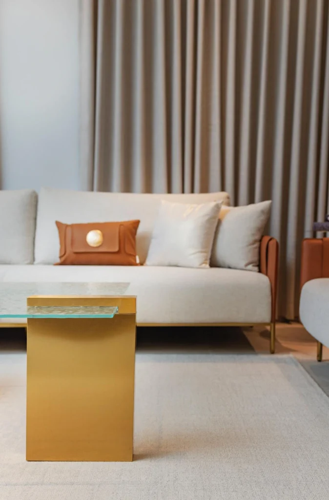 עיצוב סלון מודרני בקווים נקיים וחומרי גמר פרימיום