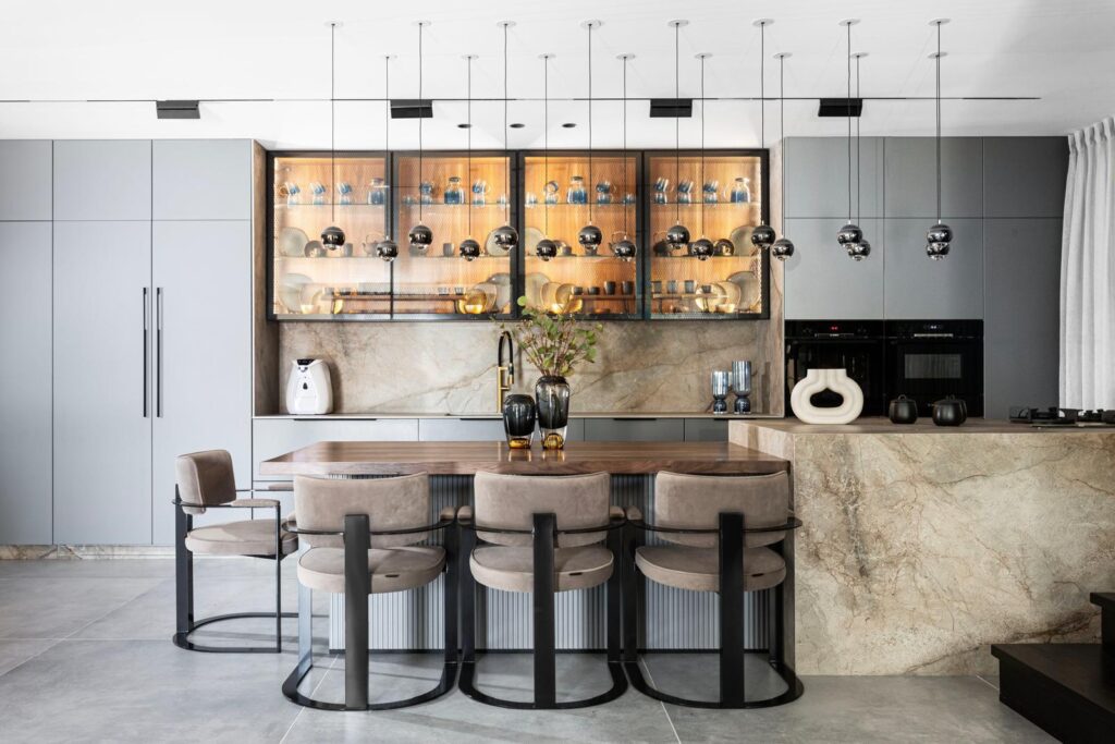 חללי מגורים פתוחים בעיצוב מודרני – פרויקט מעצבים בשרון