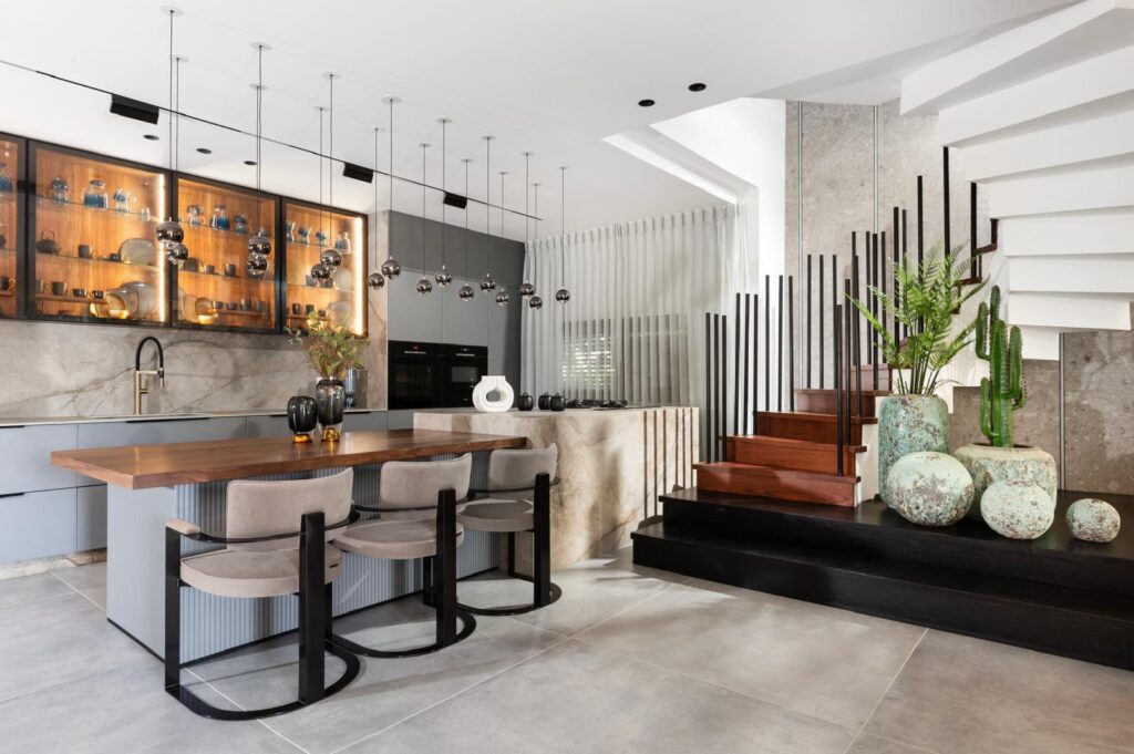 עיצוב סלון יוקרתי עם ספות מעצבים – פרויקט בשרון