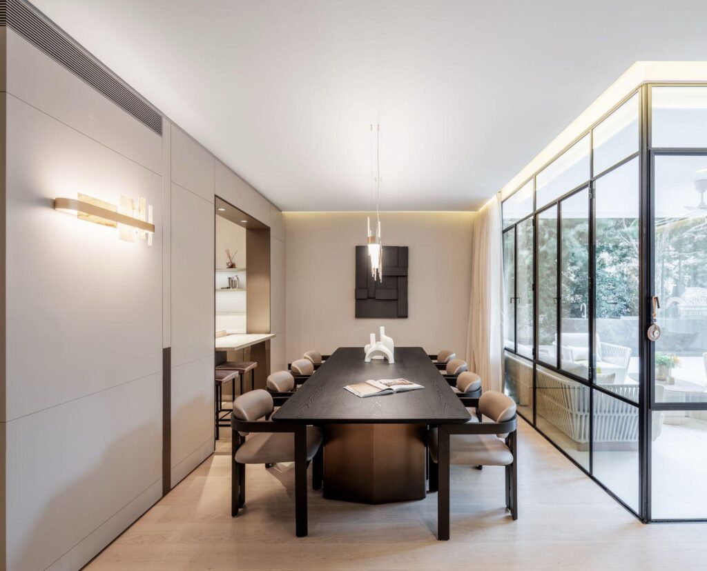 פינת אוכל אורבנית מעוצבת בפרויקט מעצבים יוקרתי בתל אביב