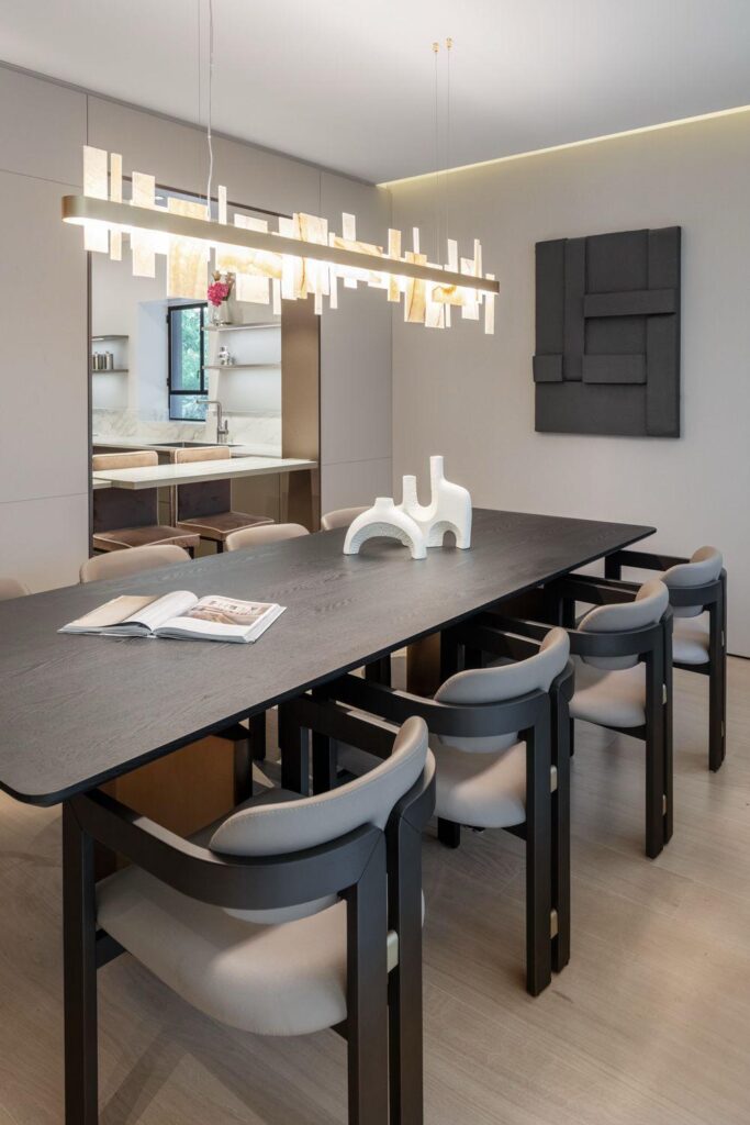 שולחן אוכל בעיצוב מודרני בדירת מגורים יוקרתית בתל אביב