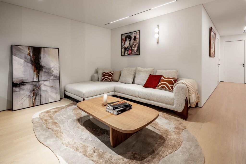 סלון אורבני יוקרתי עם ספות מעצבים – תל אביב