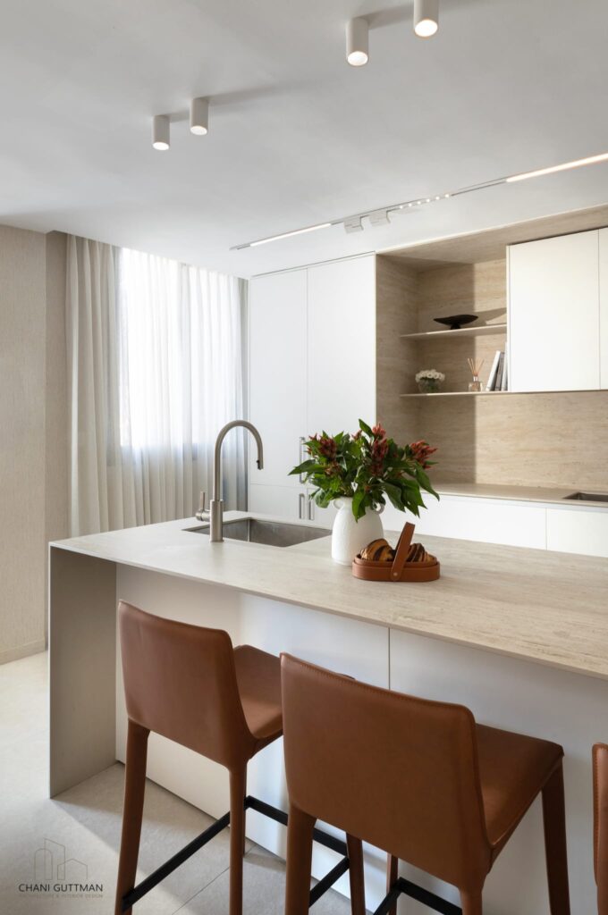 חלל מגורים מעוצב בקו נקי וחומריות חמה – פרויקט בירושלים