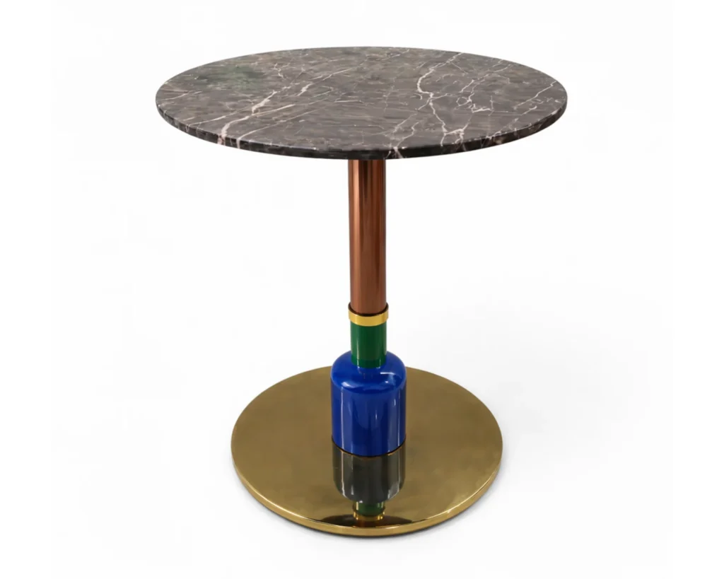 שולחן צד עם שיש פורצלן יוקרתי ובסיס נירוסטה צבועה