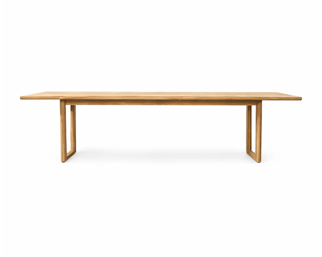 שולחן חוץ בעיצוב עץ