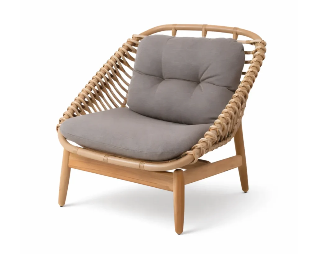 כורסא קלועה בגימור עץ