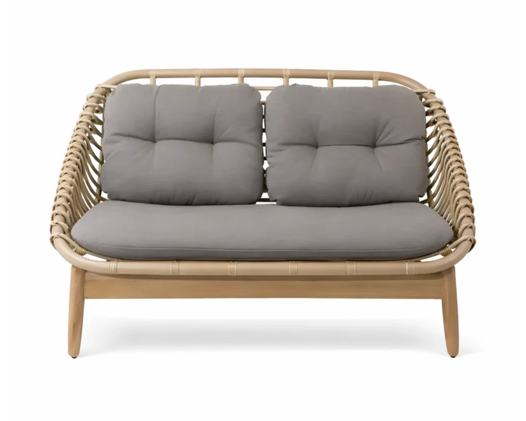 ספה קלועה בגימור עץ