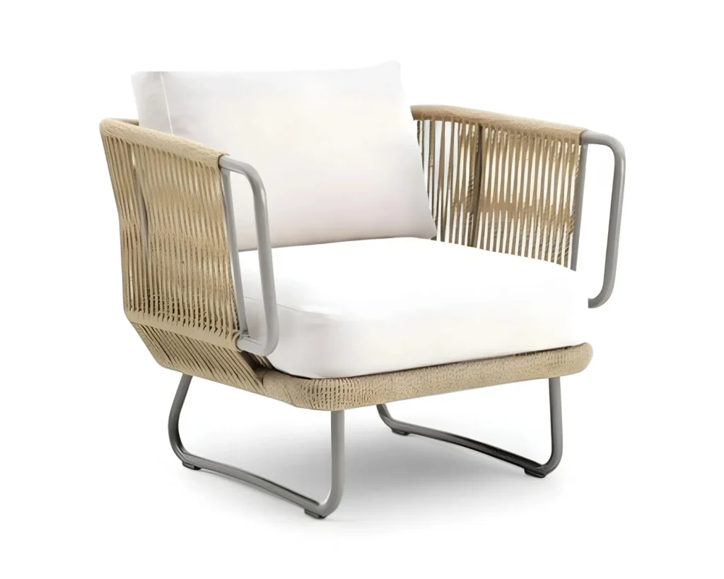 כורסא מעוצבת בשילוב מראה טבעי ותחושת יוקרה