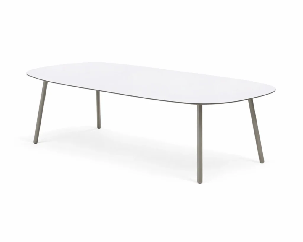 שולחן חוץ בעיצוב מודרני