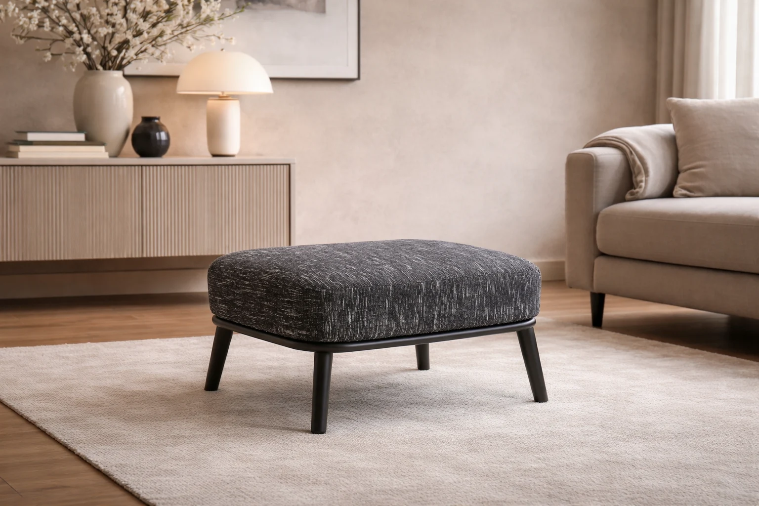 הדום לרגליים מבד לסלון קטן מעוצב