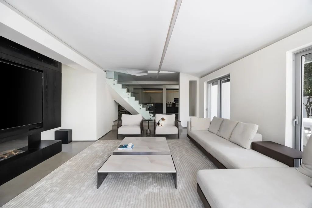 חלל מגורים מרווח בפרויקט יוקרה של מילאנו מעצבים