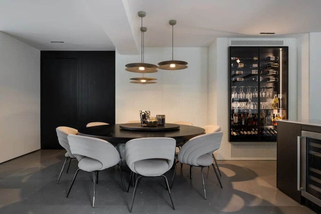 חלל מגורים מרווח בפרויקט יוקרה של מילאנו מעצבים