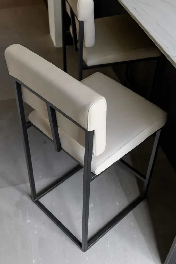 סלון יוקרתי בפרויקט מגורים בכפר שמריהו עם ריהוט מעצבים