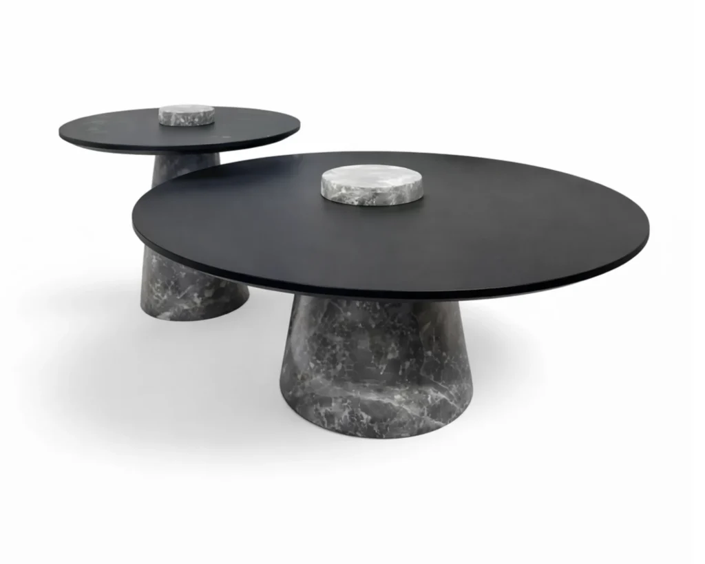 סט שולחנות קפה עגולים מעץ כהה ושיש טבעי