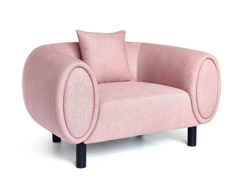 כורסא מעוצבת עם ידיות עגולות