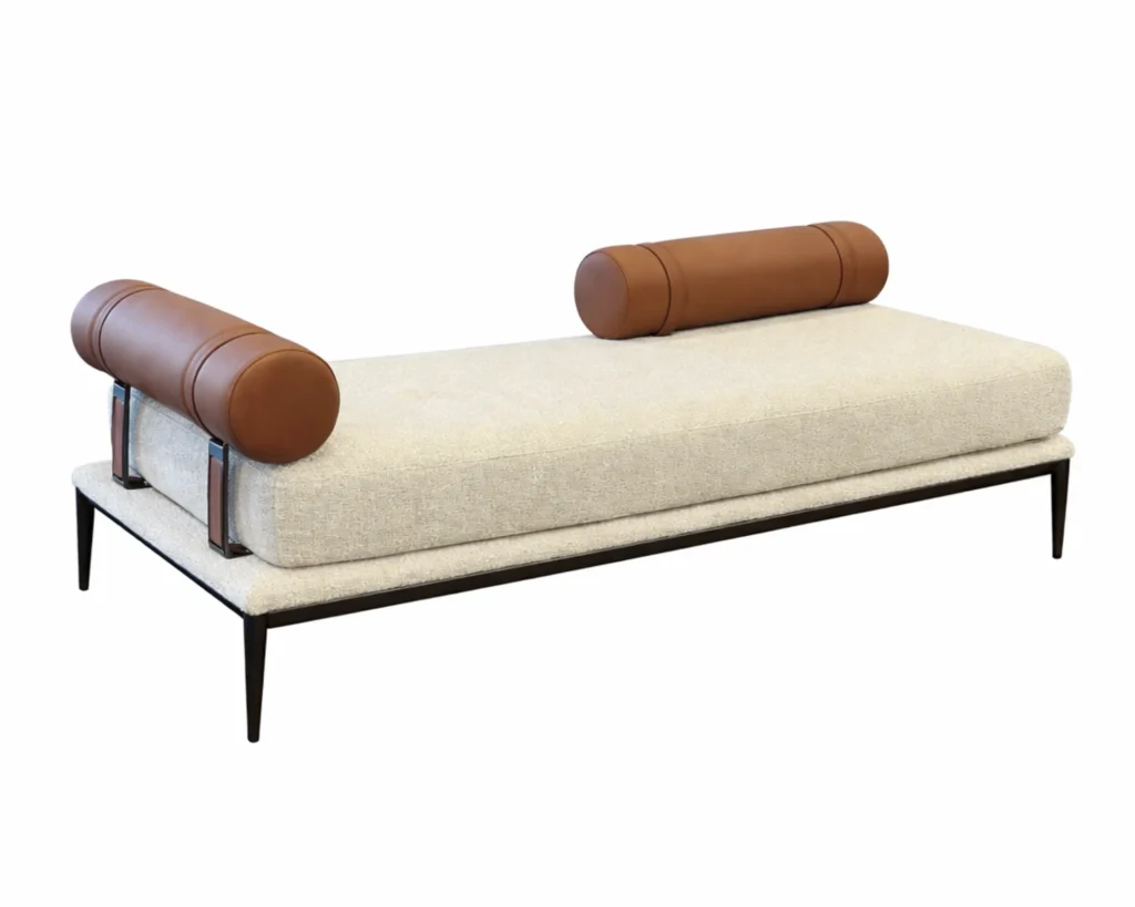 הדום מרופד עם כריות גליליות