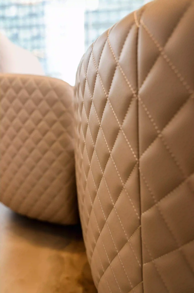 קפה קוואלי חולון – כורסאות מרופדות בתפירה יוקרתית עם גימור קפיטונאז׳ בעיצוב אלגנטי