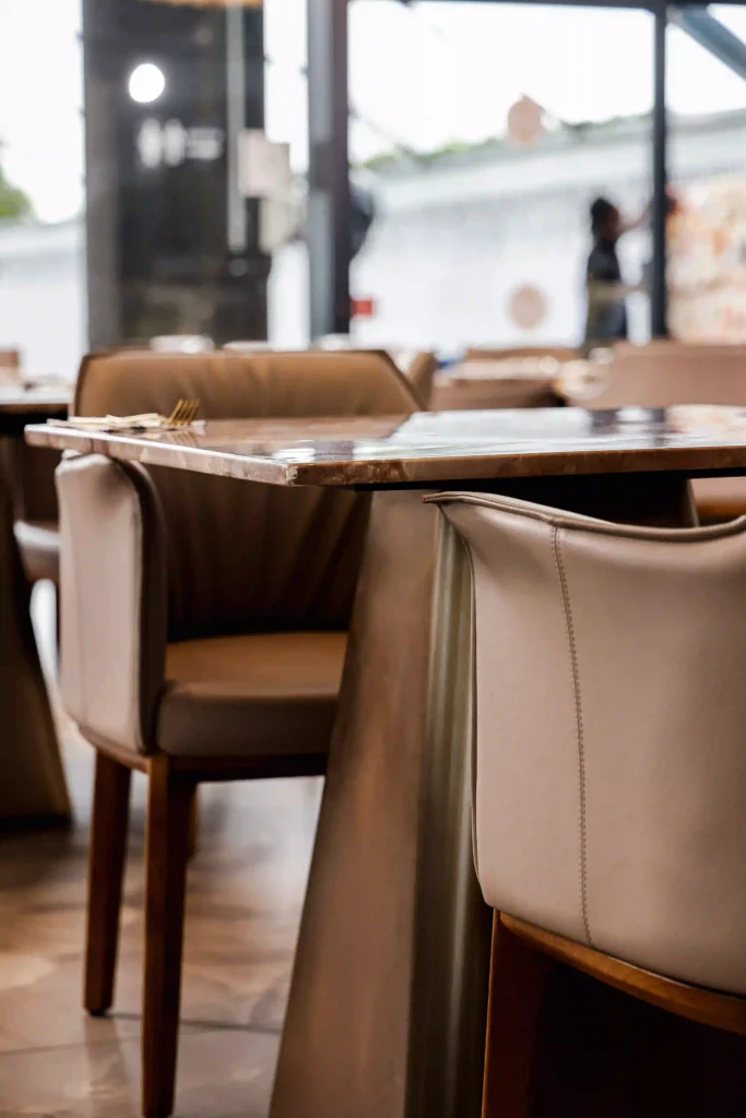 קפה קוואלי חולון – פינת ישיבה יוקרתית עם כיסאות מרופדים ושולחן מסעדה מעוצב בגימור איכותי