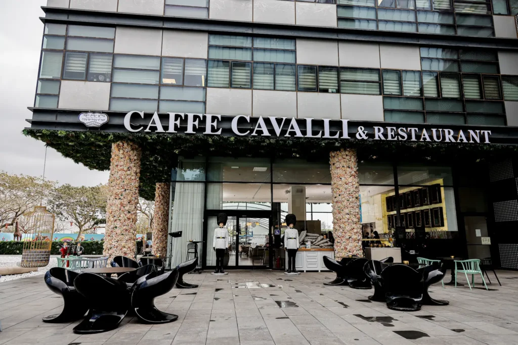 קפה קוואלי חולון – חזית המסעדה בעיצוב יוקרתי עם פינת ישיבה חיצונית וריהוט מעוצב מבית מילאנו מעצבים