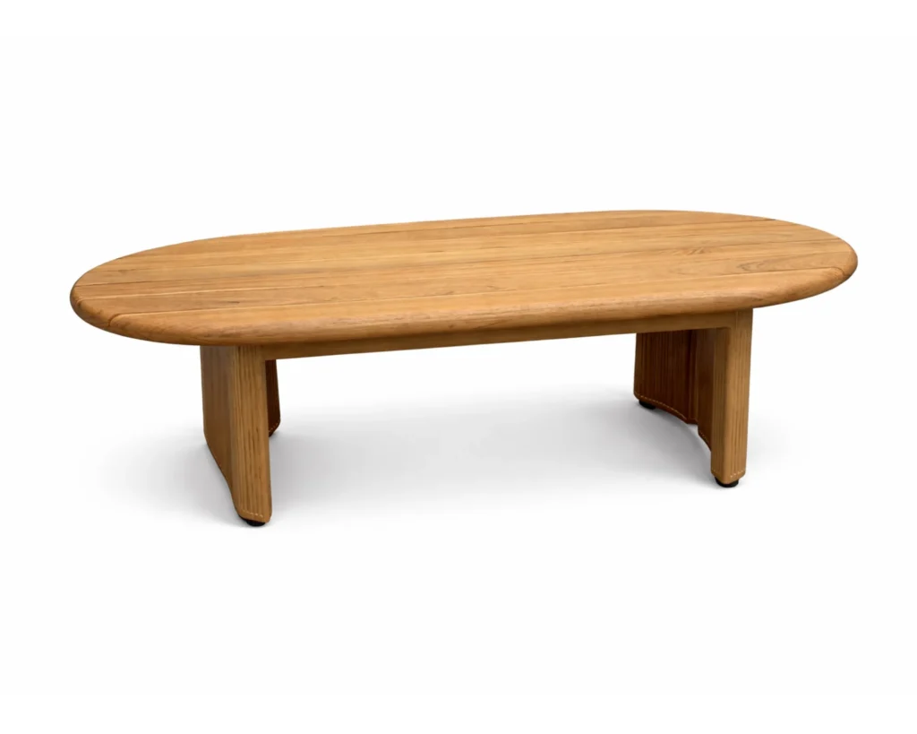 שולחן חוץ מעץ עם פינות מעוגלות